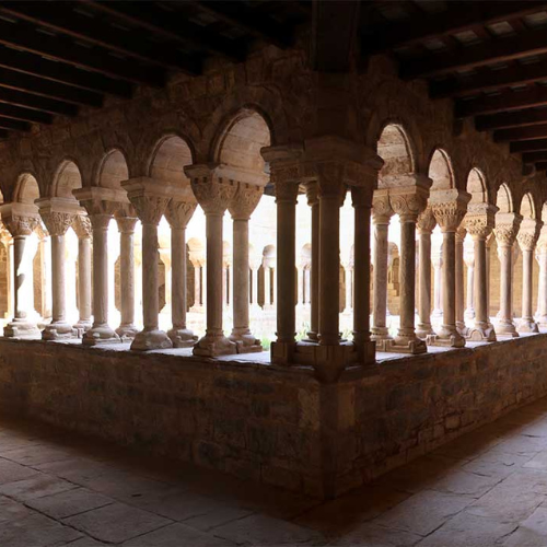 Galeria oest i galeria sud del claustre de monestir de l'Estany
