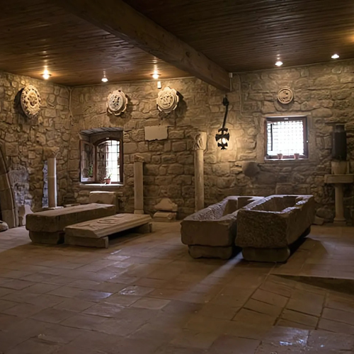 Sala del lapidari de l'exposició permanent del monestir de l'Estany